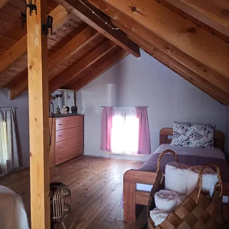 Floras House Apartmán *