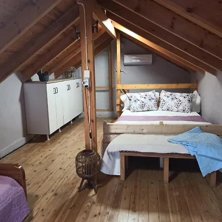 Floras House Apartmán *