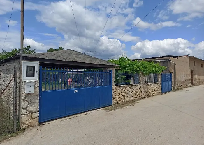 Floras House Apartment